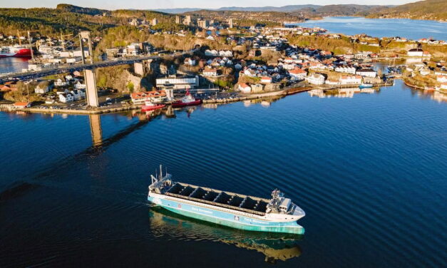 Das erste netzlose, emissionsfreie Frachtschiff der Welt sticht in Norwegen in See