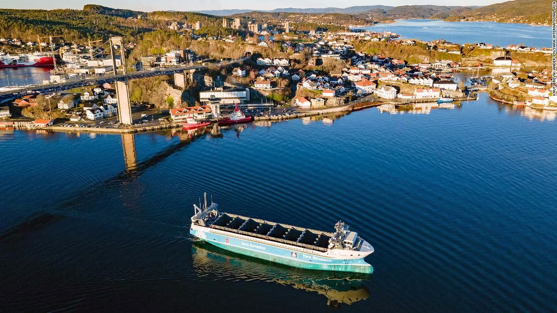 Das erste netzlose, emissionsfreie Frachtschiff der Welt sticht in Norwegen in See