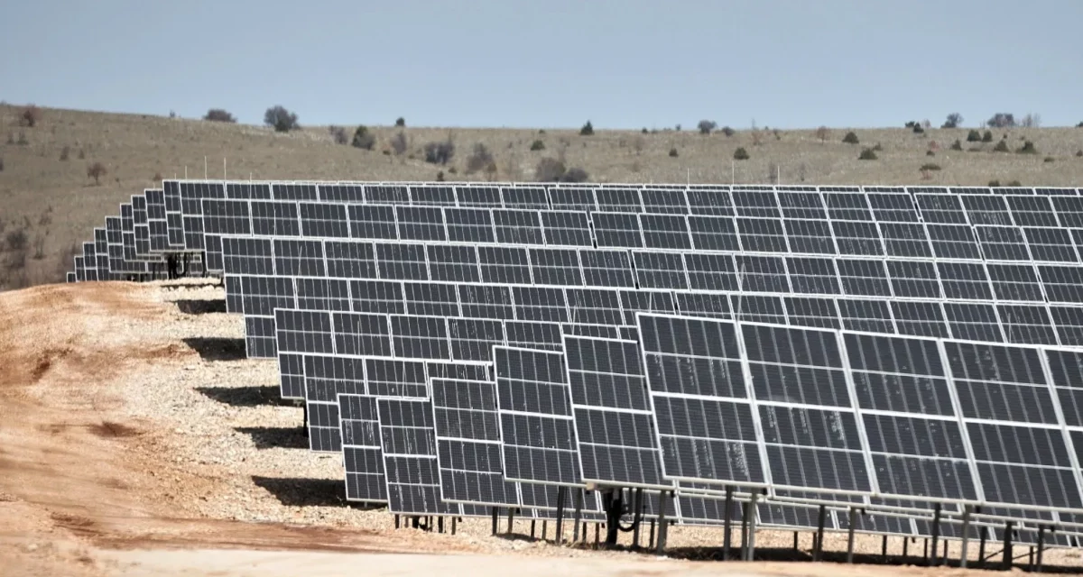 Solarpark in Kozani, Nordgriechenland nähert sich der Fertigstellung