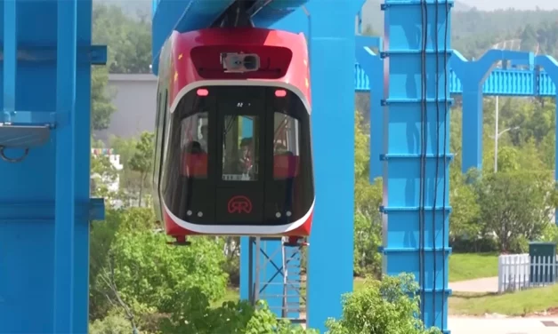 Chinas neuer »Sky Train« braucht keinen Strom, um auf einer Magnetbahn zu schweben